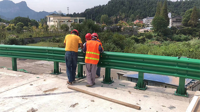 鞍山高速公路护栏板的维护确保道路安全的关键环节